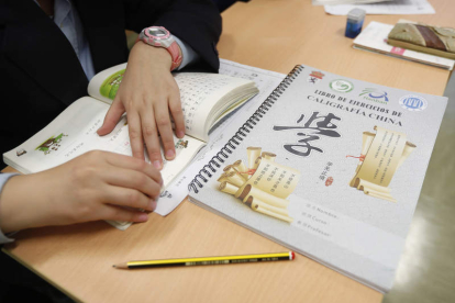 Detalle de uno de los libros con los que los alumnos leoneses del Instituto Confucio aprenden caligrafía. JESÚS F. SALVADORES