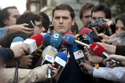 Albert Rivera atiende a los medios de comunicación a su llegada a Santander.
