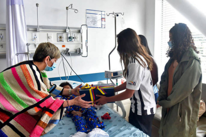 La primera dama de Colombia, Verónica Alcocer durante su visita a los niños que permanecieron 40 días perdidos en la selva amazónica tras sobrevivir a un accidente aéreo. EFE