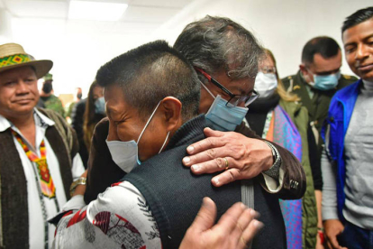 El presidente de Colombia, Gustavo Petro,abraza a Narciso Mucutuy, abuelo de los niños rescatados. EFE