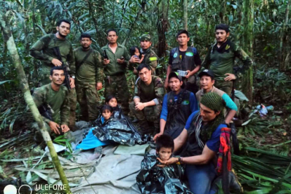 Soldados e indígenas junto a los niños rescatados tras 40 días en la selva, en Guaviare (Colombia). EFE