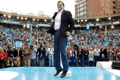 Mariano Rajoy salta ante los miles de simpatizantes del partido que llenaron la Plaza de Toros de Valencia.