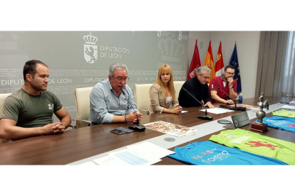 Momento de la presentación del corro Ribera contra Montaña en la Diputación Provincial. J. NOTARIO