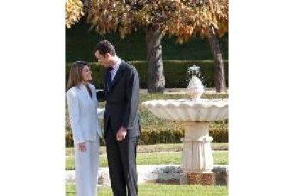 El Príncipe de Asturias, junto a su prometida, Letizia Ortiz