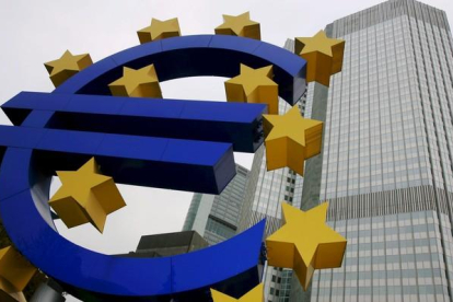 Logotipo del euro ante la sede del Banco Central Europeo, en Fráncfort