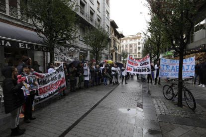 Los trabajadores de Sacyl llevaron su protesta desde el Hospital hasta la Gerencia de Salud, en el centro de la ciudad. FERNANDO OTERO