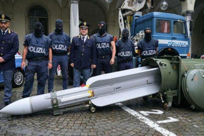 Agentes de la policía italiana muestran el misil incautado en la operación contra un grupo ultraderechista.