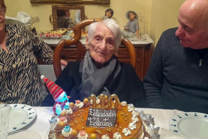 La abuela de la comarca leonesa del Bierzo, Felicitas Estaban, ha cumplido 110 años y lo ha hecho en Sabadell (Barcelona), donde vive desde hace años con su hijo Antonio, de 72. A la izquierda, su hija, Esther. ANA F. BARREDO