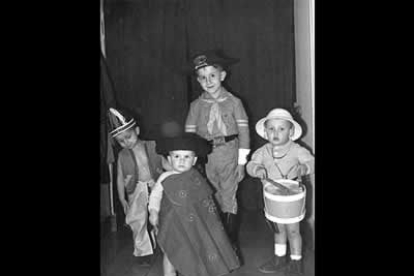 Aunque nació en Valladolid, donde vivía la familia de su madre, creció y se educó en León, donde su padre desarrolló su actividad profesional. En esta foto, le vemos tocando el tambor.