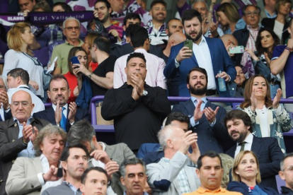 Ronaldo Nazario, junto al vicepresidente de la Junta, Juan García Gallardo, en el último partido de liga entre el Valladolid y el Getafe. R. VALTERO