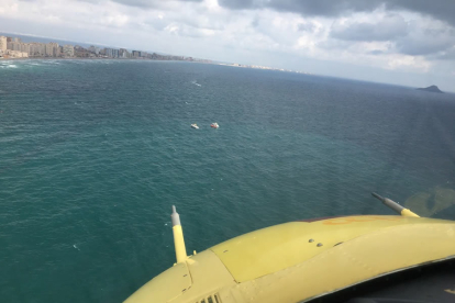 Imagen facilitada por Protección Civil de la búsqueda del avión de entrenamiento de la Academia General del Aire (AGA) y el piloto que se ha estrellado en el mar Mediterráneo. EFE
