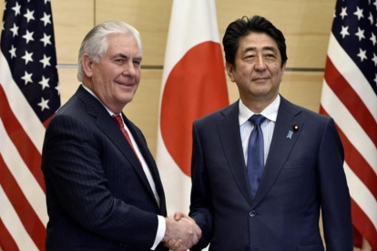 El secretario de Estado de EEUU, Red Tillerson, (izquierda), y el primer ministro japonés Shinzo Abe.