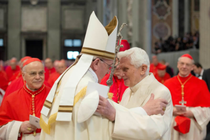 El papa Francisco saluda al papa emérito Benedicto XVI al final de la ceremonia del consistorio en la Basílica de San Pedro del Vaticano, el día 22 de febrero de 2014. OSSERVATORE ROMANO / HANDOUT