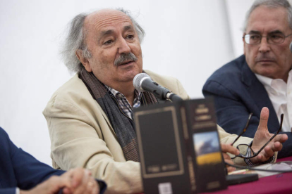 Antonio Colinas, durante la presentación de «Lumbres» en la Feria del Libro de La Bañeza. M. PÉREZ