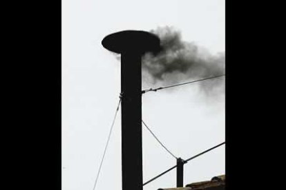 El humo de la chimenea volvió a ser negro en la segunda jornada de votaciones del cónclave.