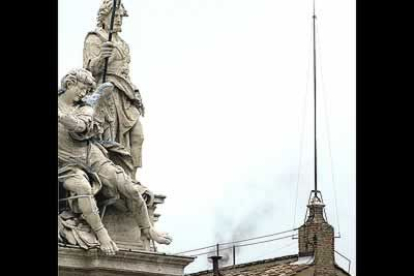 La segunda fumata del cónclave volvió a confundir a miles de fieles ya que cuando empezó a brotar por la chimenea su color era prácticamente blanco.