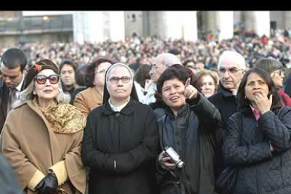 Era una falsa alarma. Las cuarenta mil personas que llenaban la plaza cuando empezó a salir el humo permanecían expectantes.