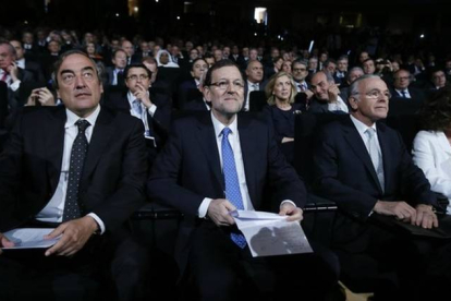 Rajoy, entre el presidente de la CEOE Juan Rosell (izquierda) y el de La Caixa, Isidre Fainé, este martes.