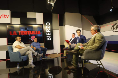 Gavela, Blanco y Cachafeiro, con los entrevistados. ANA F. BARREDO