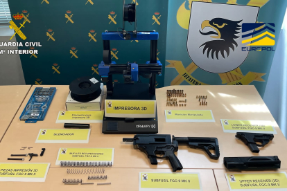 Armas incautadas por la Europol en  varios talleres clandestinos, uno en León. GUARDIA CIVIL