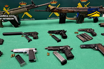 Armas incautadas por la Europol en  varios talleres clandestinos, uno en León. GUARDIA CIVIL
