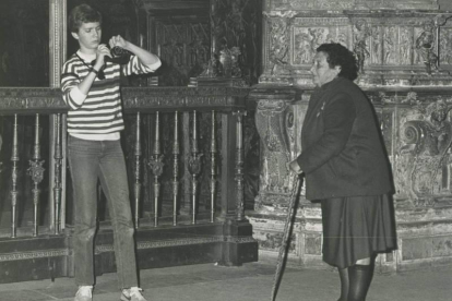 Un príncipe todavía muy jovencito fotografía detalles de la Catedral en un excursión realizada con el colegio a la ciudad en el año 1984. Archivo