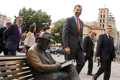 El príncipe pasa por delante de la estatua de Gaudí en 2010. peio García