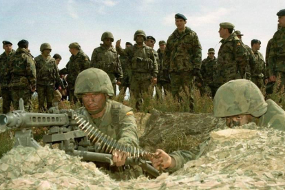 El príncipe observa unas maniobras militares en el campo del Teleno en el año 1998. Javier Casares