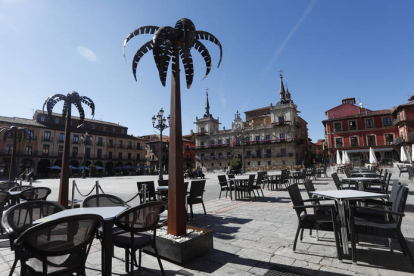 Imagen de la plaza Mayor de León, ayer a mediodía, con las terrazas casi desiertas en mitad del puente del Pilar. JESÚS F. SALVADORES