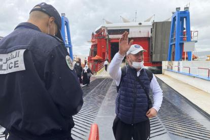 Un pasajero saluda a su llegada al puerto de Tánger en el primer barco procedente de Tarifa. FATIMA ZOHRA BOUAZIZ