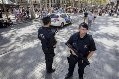 Una pareja de Mossos desquadra en las Rambles de Barcelona