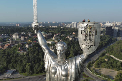 Monumento a la Patria de Kiev durante la instalación del escudo de armas de Ucrania. SERGEY DOLZHENKO