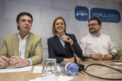 José Manuel Soria, junto a María Dolores de Cospedal, en la reunión de la dirección del PP canario que ha designado al sustituto del exministro al frente del partido.