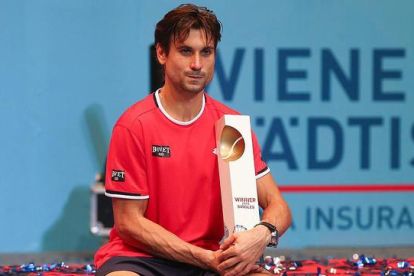 David Ferrer, con el trofeo que lo acredita como ganador del torneo de Viena.