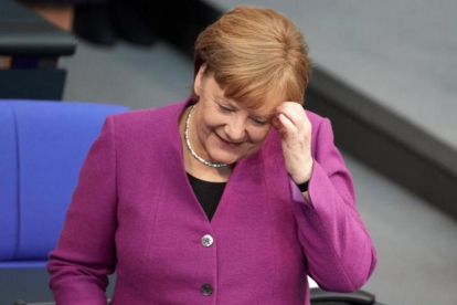 Angela Merkel en el Bundestag, expliando sus objetivos para la cumbre europea.
