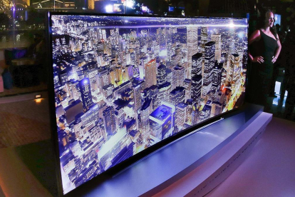 Presentación de un macro televisor de Ultra Alta Definición (UHD), de 105 pulgadas (cerca de tres metros de diagonal).