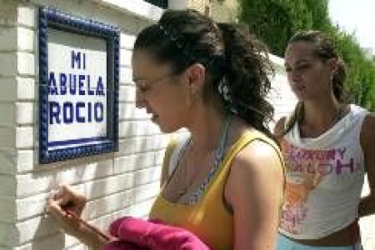Una joven deja un mensaje a Rocío Jurado en la fachada de su casa