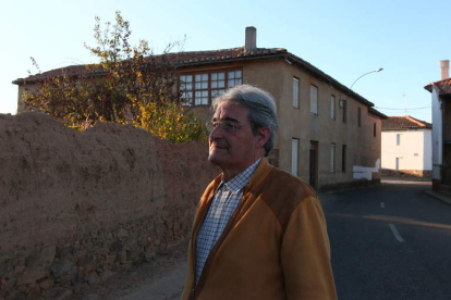 Benito Escarpizo, en Otero de Escarpizo, el pueblo donde nació el abuelo paterno de Yoyes, Vicente González.