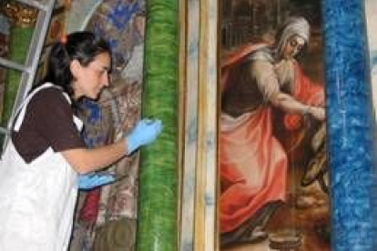 María Luisa Castillo Vela realizando la última parte del trabajo de restauración del retablo