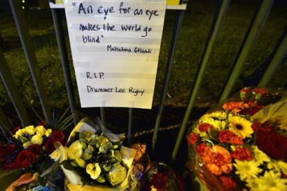 Flores en memoria del soldado Drummer Lee Rigby, asesinado por islamistas en Woolwich (Londres).