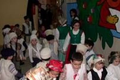 Los niños pequeños del colegio Órbigo, ayer durante su actuación