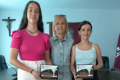 De izda. a dcha., Natalia González, Soraya Bernal, concejala de Deportes, y Valeria Alonso. DL