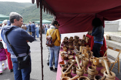 El mercado da cabida a artesanos tradicionales con productos de gran valor. MARCIANO