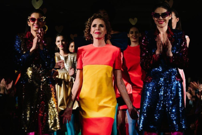 Ágata Ruiz de la Prada, rodeada por sus modelos, en un desfile en Nueva York /