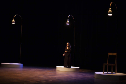 La actriz Cristina Izquierdo, durante la interpretación de la obra ‘La violación de Lucrecia’. DL