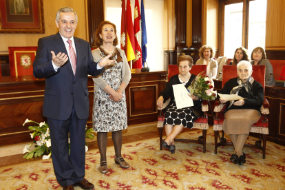 Homenajea a las centenarias María Ángeles de la Fuente y María Fernández Martín, en 2013. RAMIRO