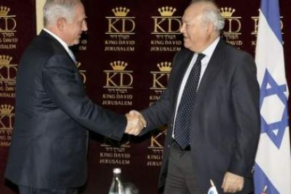 El líder del partido conservador Likud, Benjamin Netanyahu, saluda a Miguel Ángel Moratinos