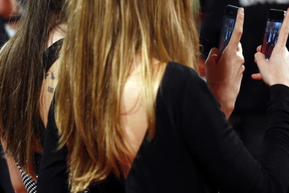 Dos mujeres con sendos teléfonos móviles. JAVIER ETZEZARRETA