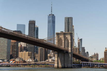 El icónico puente de Brooklyn que une Manhattan, desde el parque Dumbo de Nueva York. ÁNGEL COLMENARES