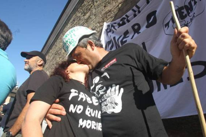 Arturo Sangil, 'El Frutero' besa a su mujer Mercedes Vidal. L. de la Mata.